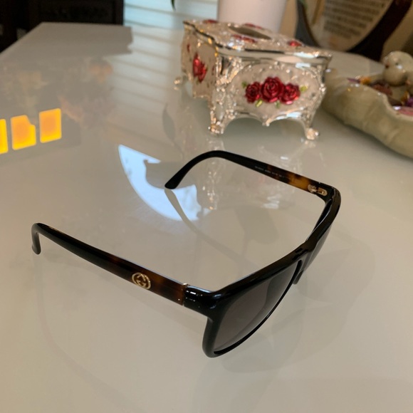 Gucci SunGlasses - Picture 5 of 6